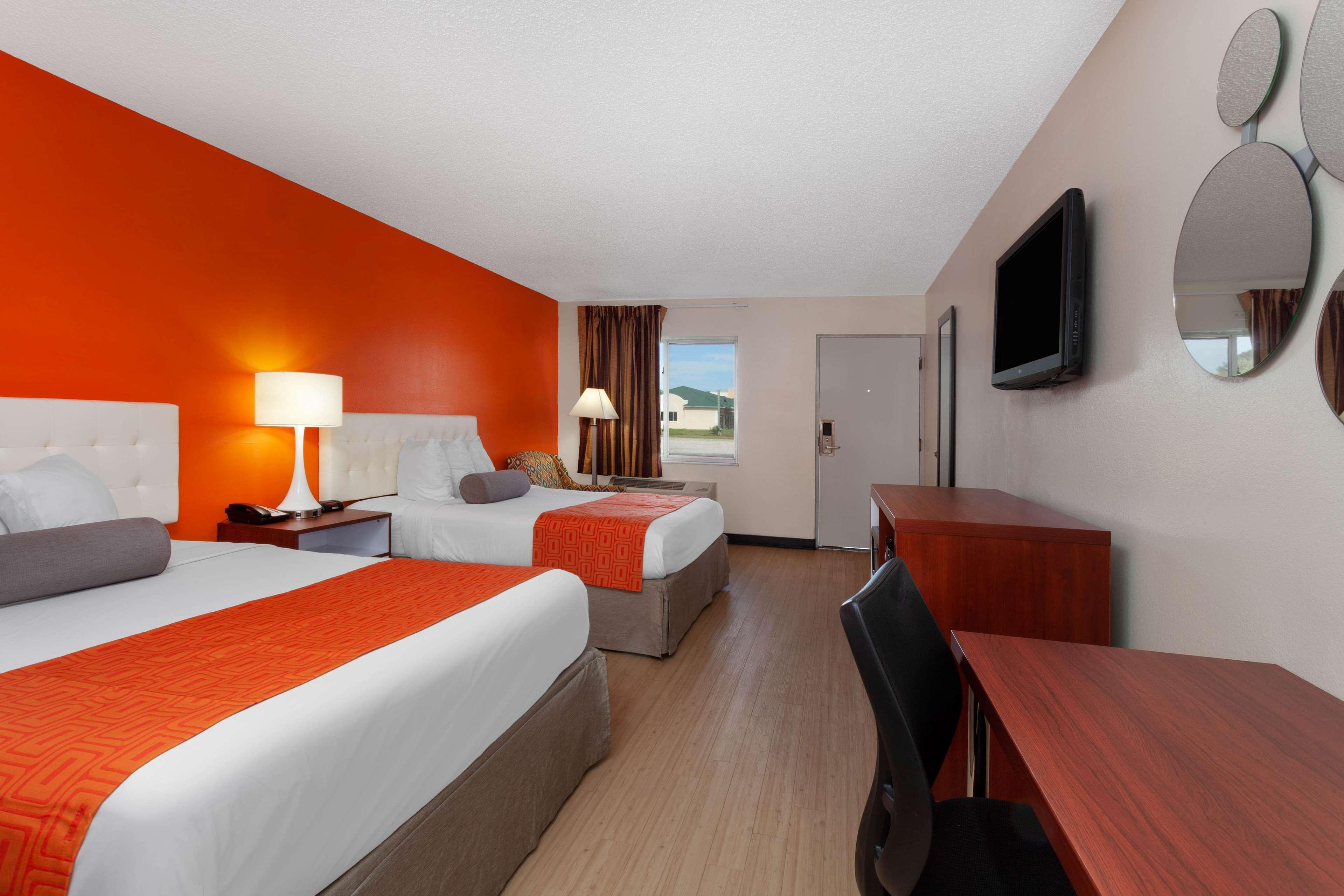Hotel Howard Johnson By Wyndham Vero Beach/i-95 2*