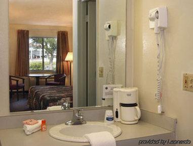Howard Johnson By Wyndham Vero Beach/i-95 Hotel 2*