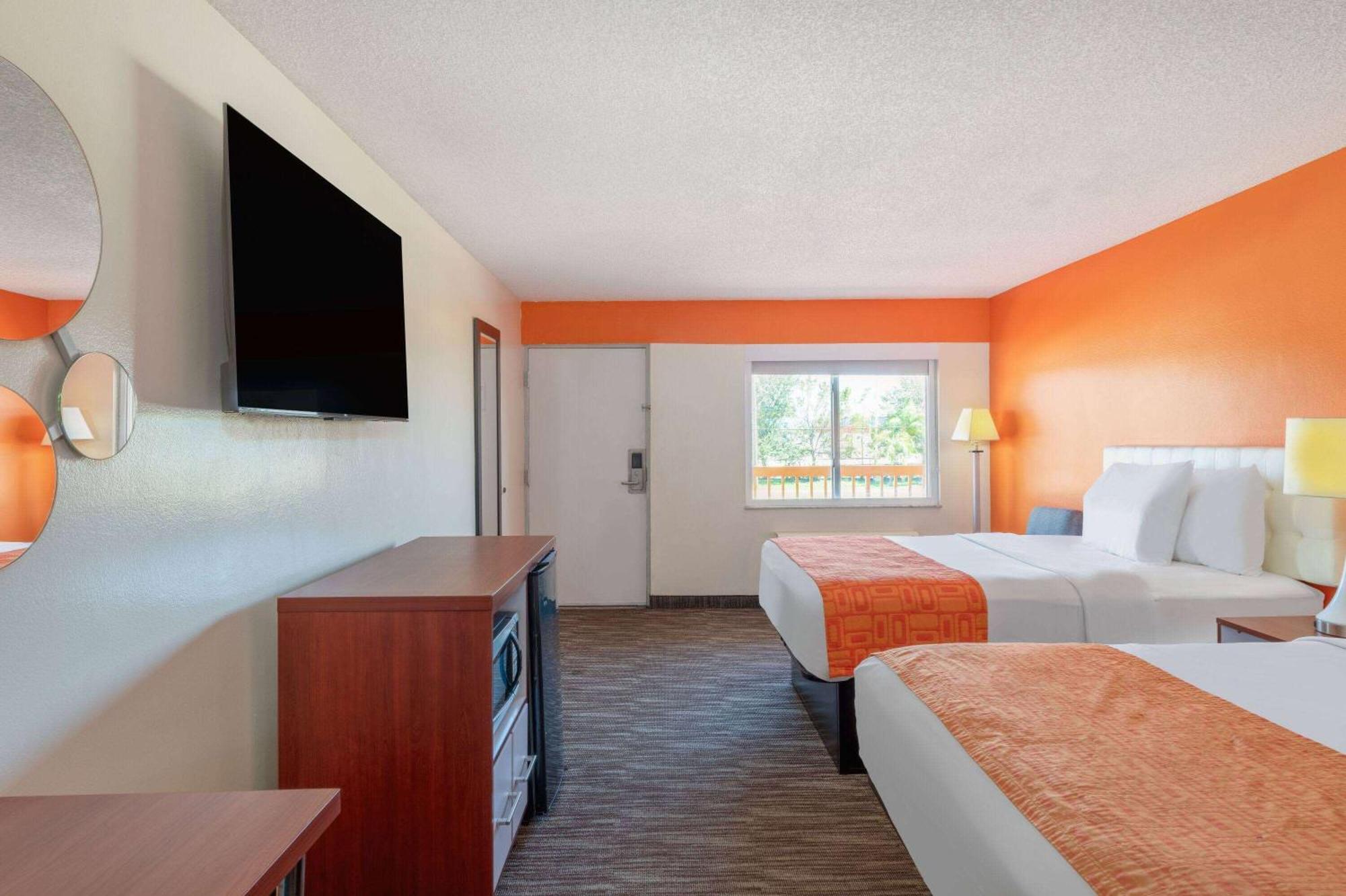 Howard Johnson By Wyndham Vero Beach/i-95 2*