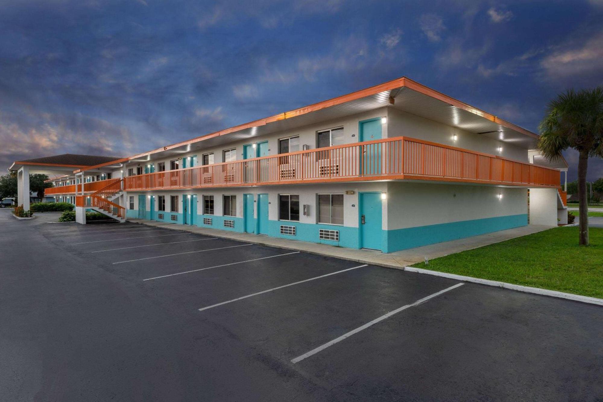 Howard Johnson By Wyndham Vero Beach/i-95 Hotel 2*
