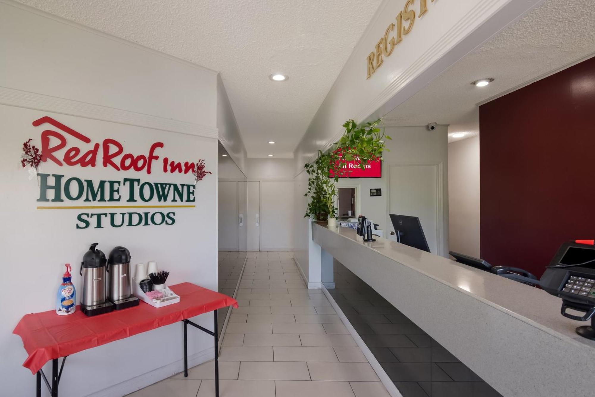 Hometowne By Red Roof Vero - I-95 Hotel